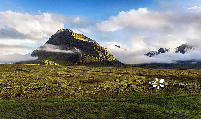 天空衬托下的风景图片素材