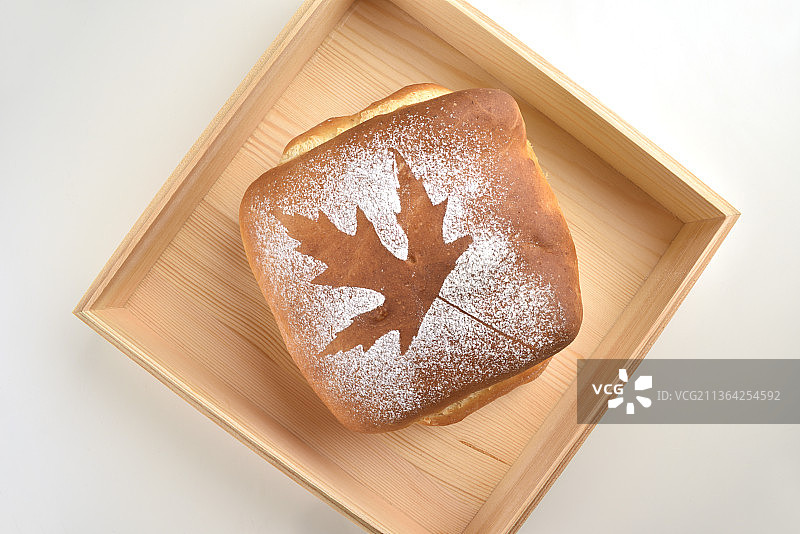 秋季法式吐司，白色背景切割板上的面包俯视图图片素材