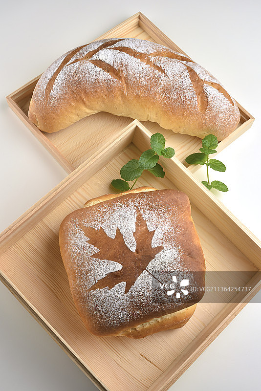 白色背景砧板上面包俯视图图片素材