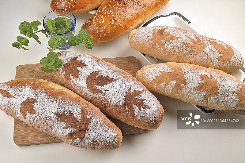 餐桌上的面包高角度视图图片素材
