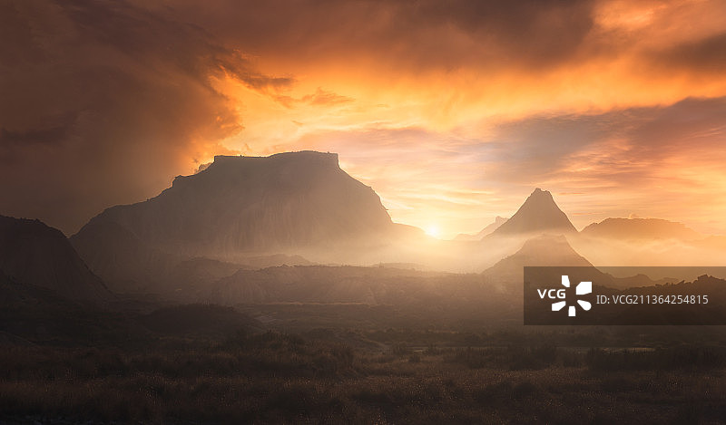 西班牙巴德纳斯雷亚莱斯多雾日出图片素材