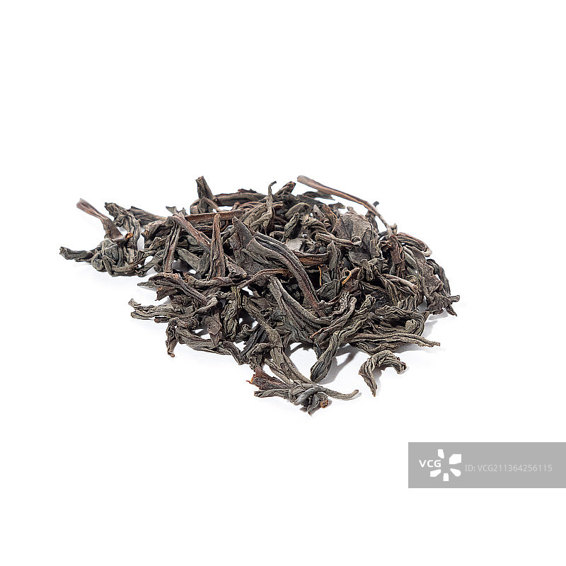 白色背景上堆积的大量干燥红茶茶叶图片素材