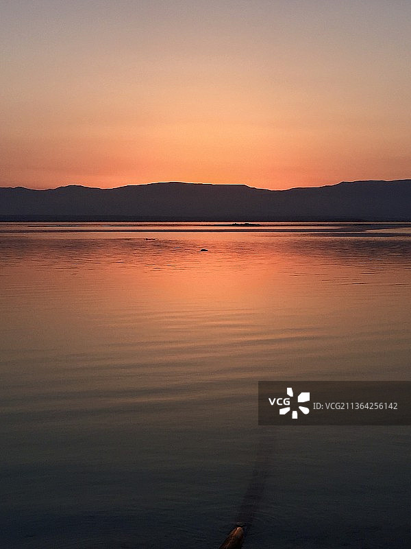 日落时分以色列死海的壮丽景色图片素材