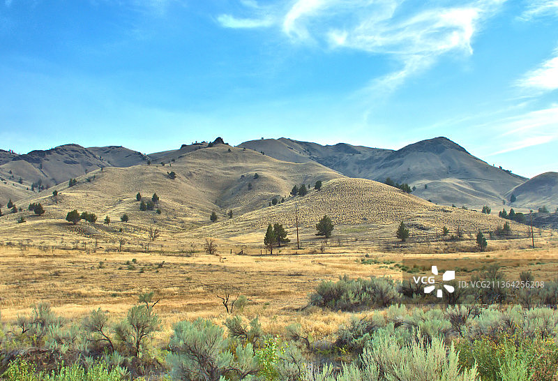 高原沙漠，天空下的田野风光图片素材