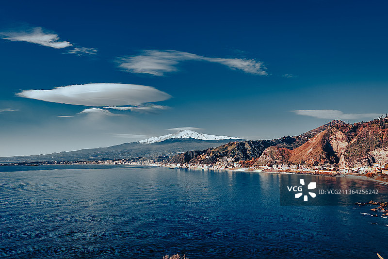 陶尔米纳的蓝色、红色和白色景象，墨西拿省，意大利图片素材