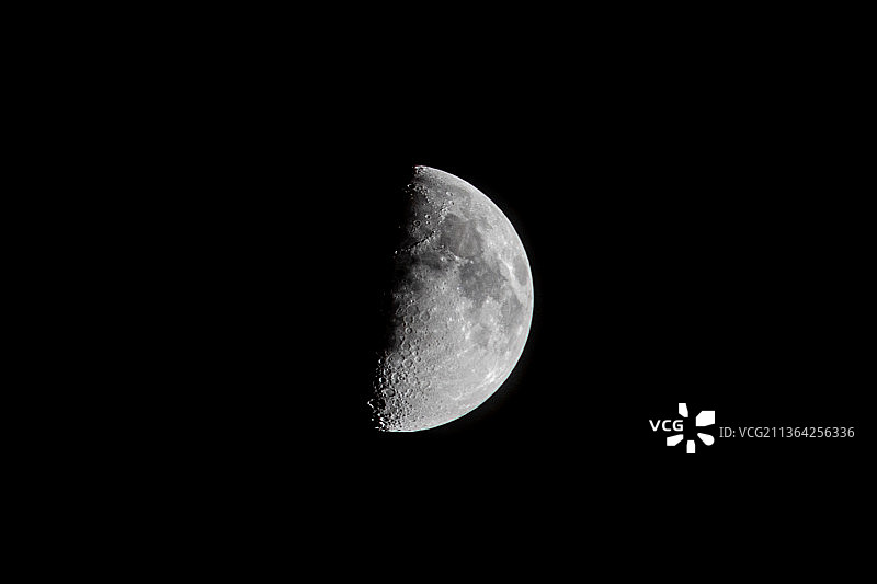 夜空下的低角度月亮图片素材