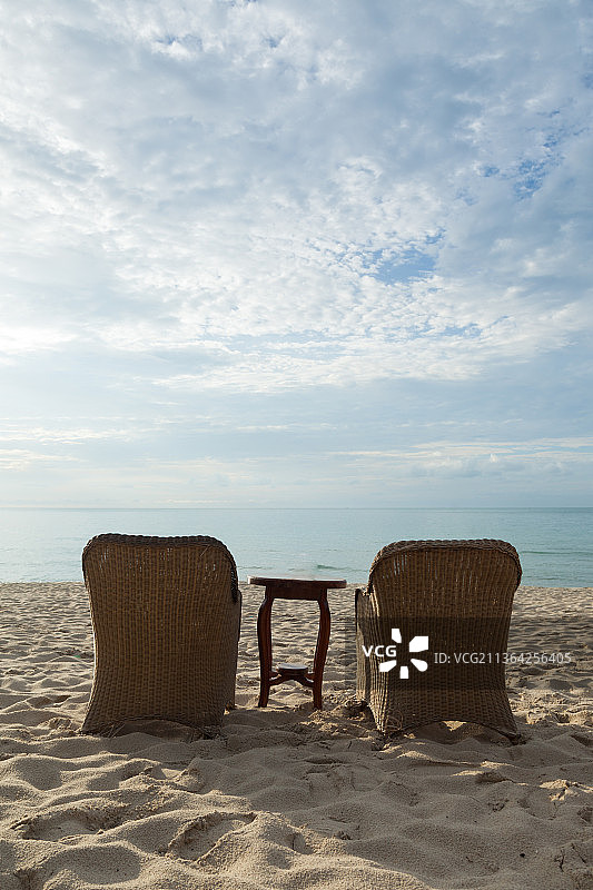 海滩上的桌椅图片素材
