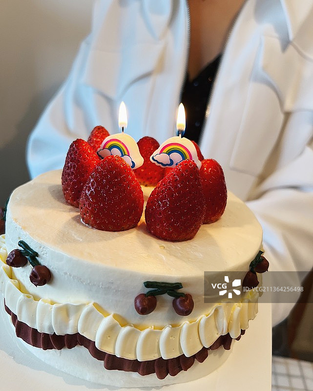 手捧生日蛋糕的女士（局部）图片素材