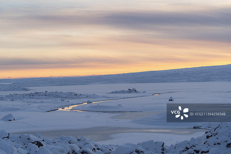 冰岛日落时分的雪景图片素材