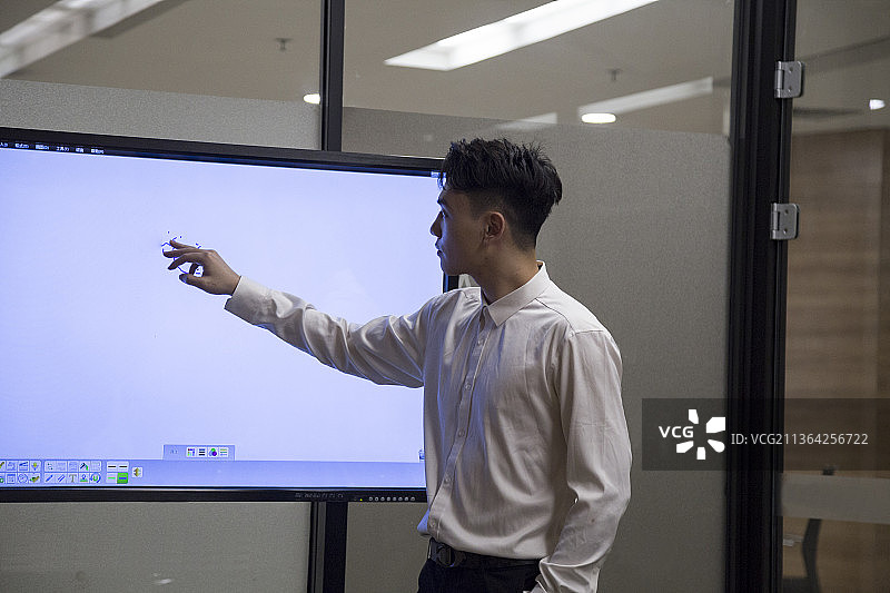 东方男性主管在会议室主持会议图片素材