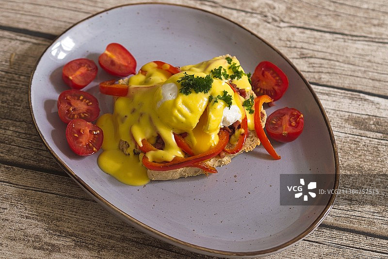 德国餐桌美食：高角度班尼迪克蛋图片素材