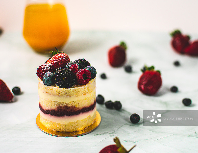 桌上的迷你甜点蛋糕特写图片素材