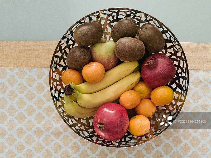 静物：桌上盘子里的水果俯拍图片素材