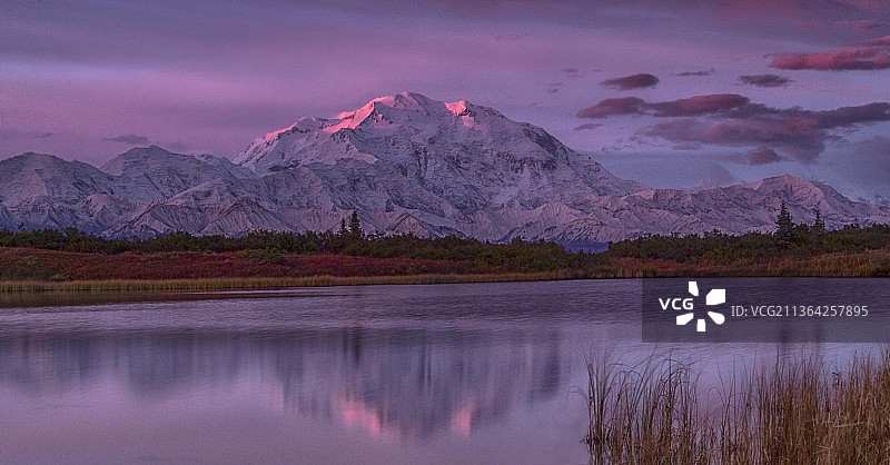美国阿拉斯加奇观湖日出山景图片素材