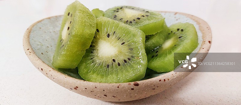 餐盘中的奇异果切片特写图片素材