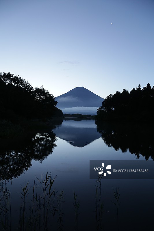 从田贯湖看到的富士山，日本田贯湖的湖光山色映衬着晴朗的天空图片素材