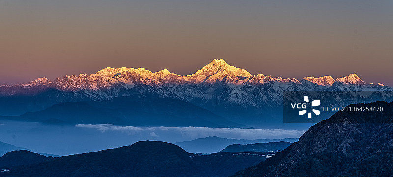 阳光照射在干城章嘉峰上，锡金北部雪山的壮丽景色，印度图片素材