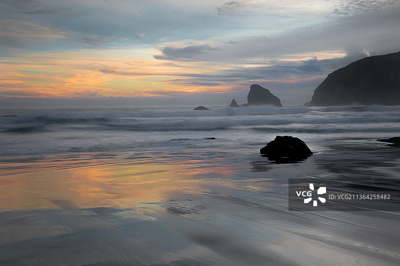 暴风雨之间的色彩，日落时分天空下的海景，哈里斯海滩州立公园，美国图片素材
