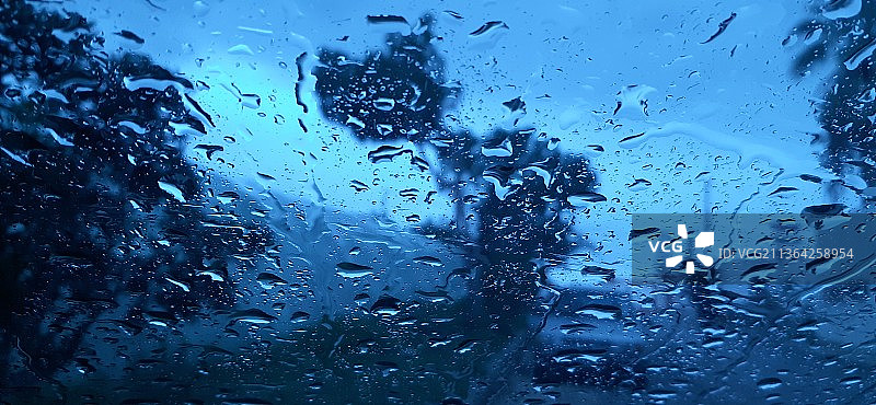 雨季湿玻璃窗特写图片素材