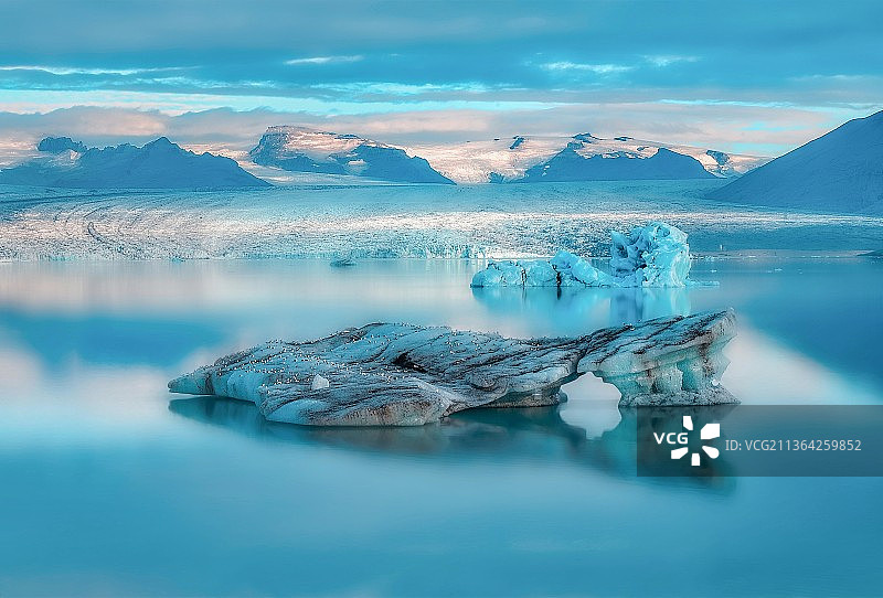 在天空的映衬下，雪山映衬下的湖泊风景优美图片素材