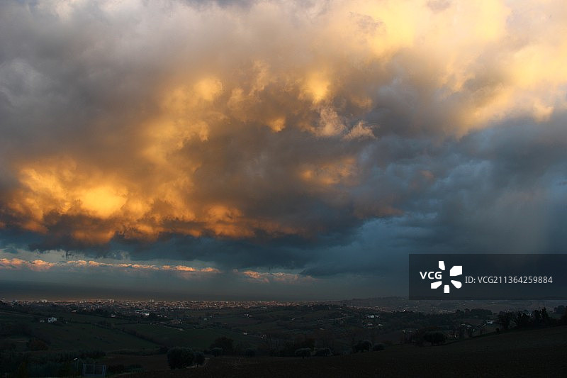日落倒影，日落时分壮丽天空的景色，意大利安科纳图片素材