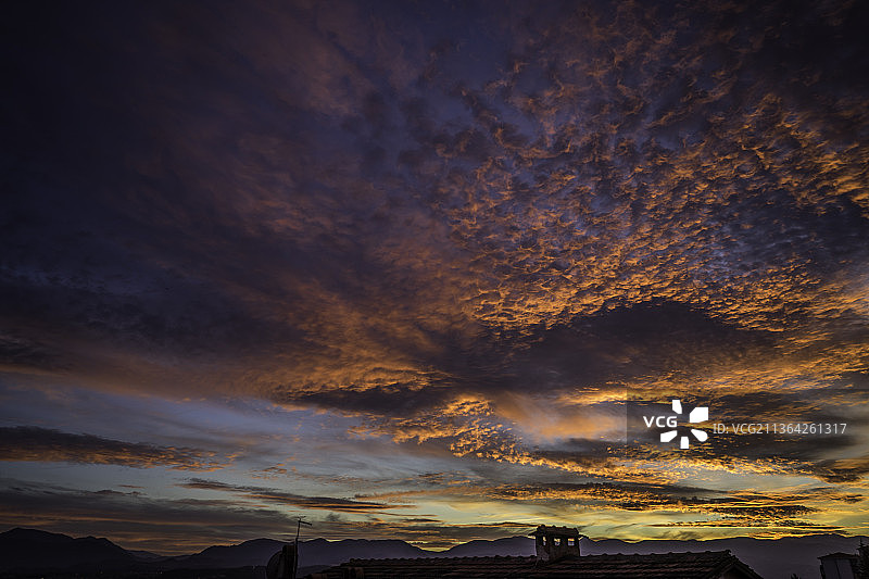 日落时分仰视天空中的建筑物图片素材