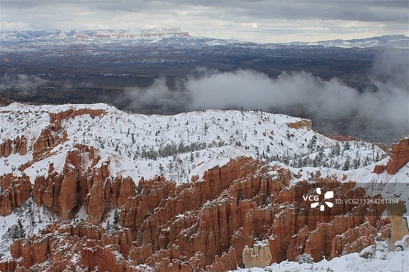 犹他州布莱斯峡谷国家公园阴天冬日峡谷图片素材