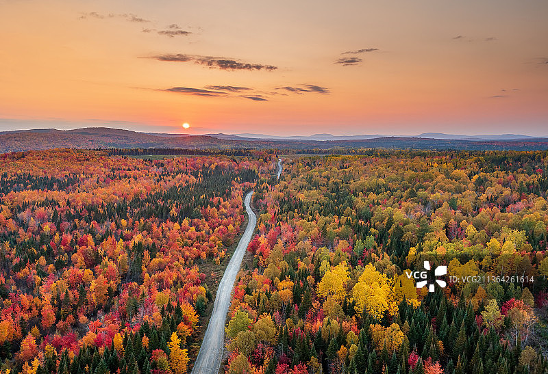 日落之路：日落时分的空中景观图片素材