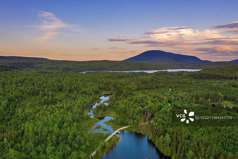 美国布朗维尔日落时分的缅因州森林河流景色图片素材