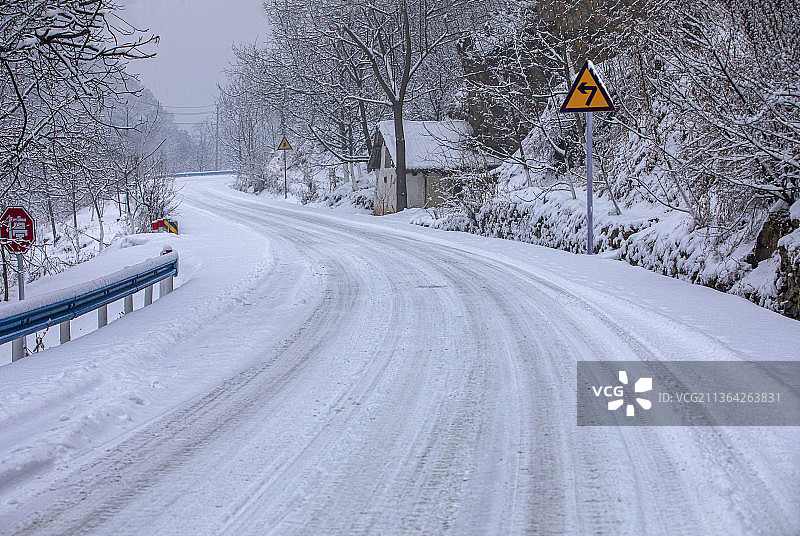 冬季山区道路结冰图片素材