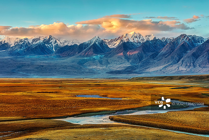 夕阳照耀的塔什库尔干图片素材