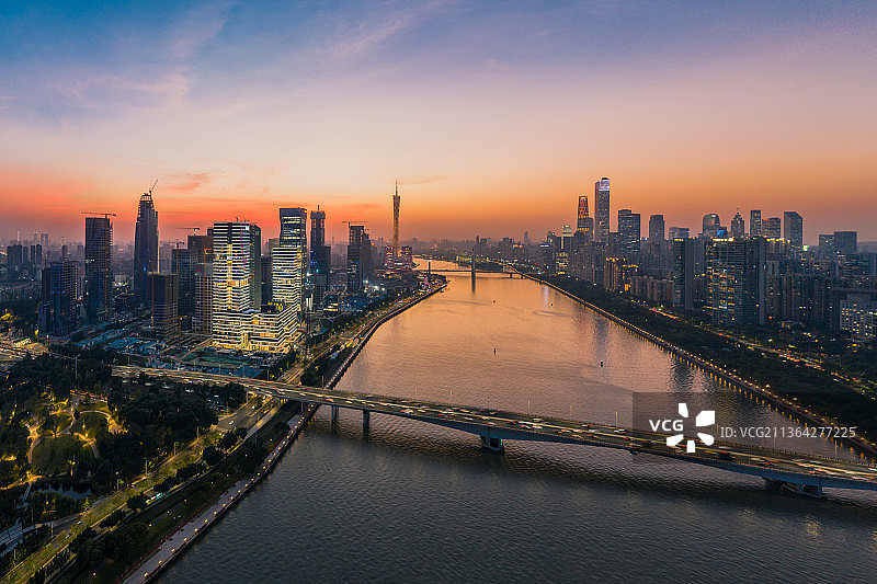 晚霞映照建设中的广州琵洲西区与CBD珠江新城图片素材