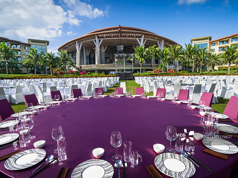 万宁威斯丁酒店海边广场露天婚礼酒宴晚会千桌宴图片素材