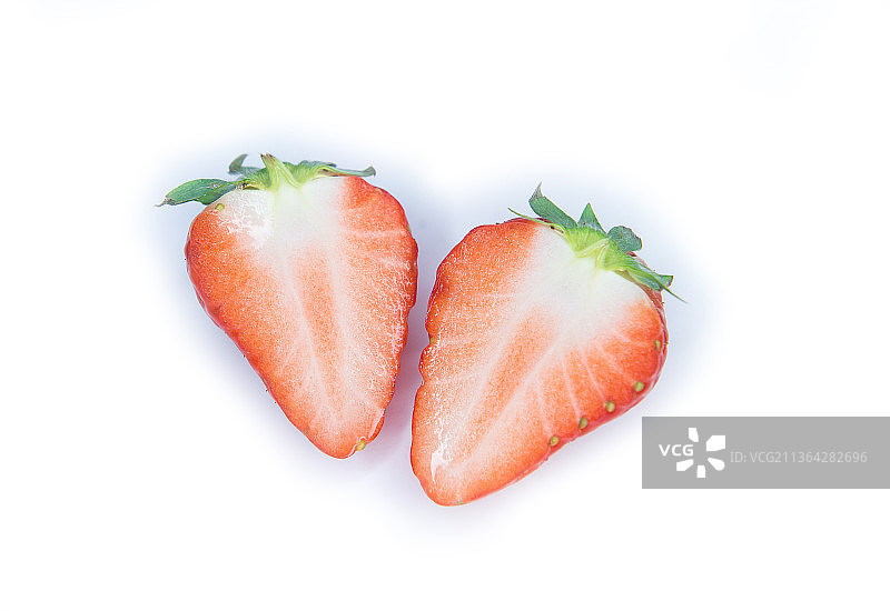切开的两半草莓图片素材