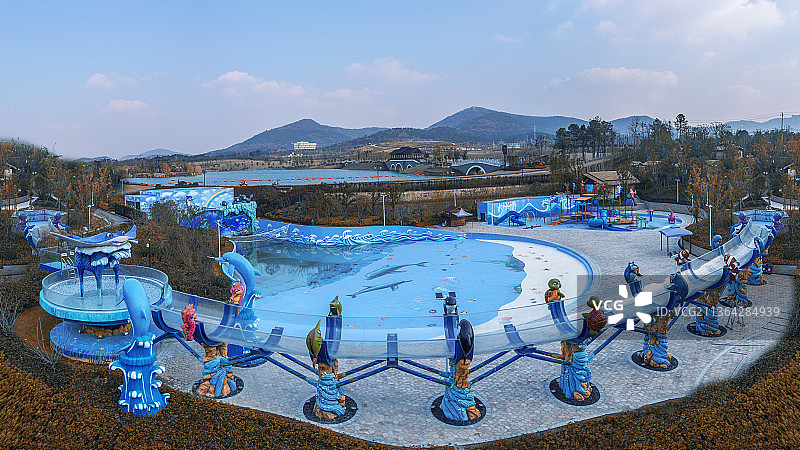 冬日里的句容假日酒店游乐场和茅山+江苏镇江句容图片素材