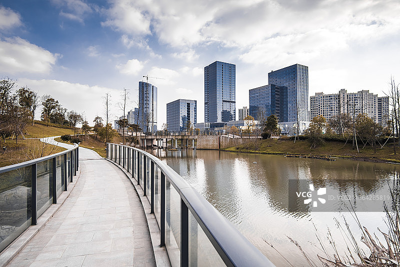 蓝天白云，绍兴市上虞区曹娥江滨城西e游小镇城市景观图片素材