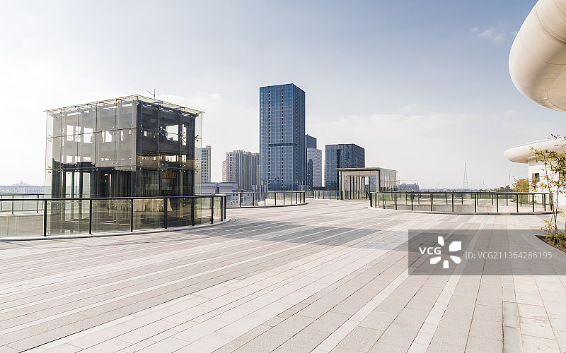 蓝天白云下，绍兴市上虞区城市阳台图片素材