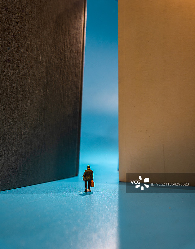 走向光明图片素材