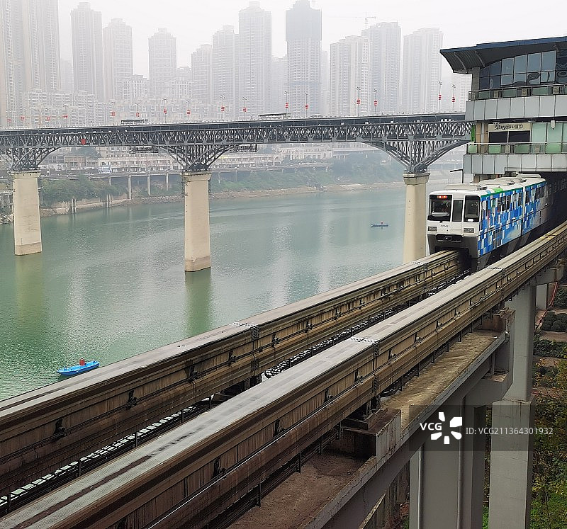 重庆江边出站轻轨图片素材