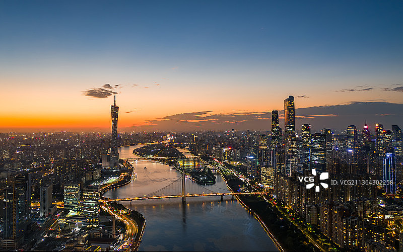 黄昏的广州天际线与珠江两岸内透的建筑群图片素材