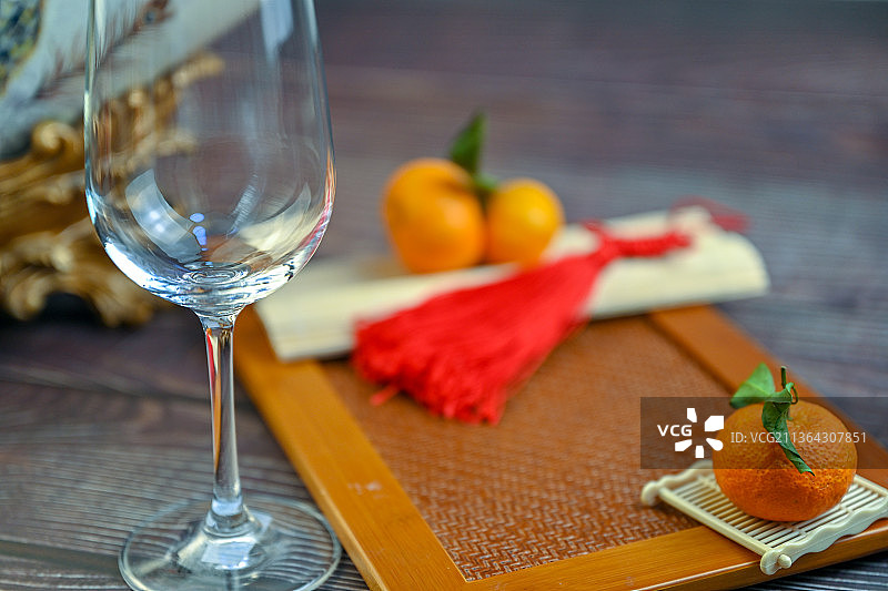静物摄影红酒高脚杯酒具与水果图片素材