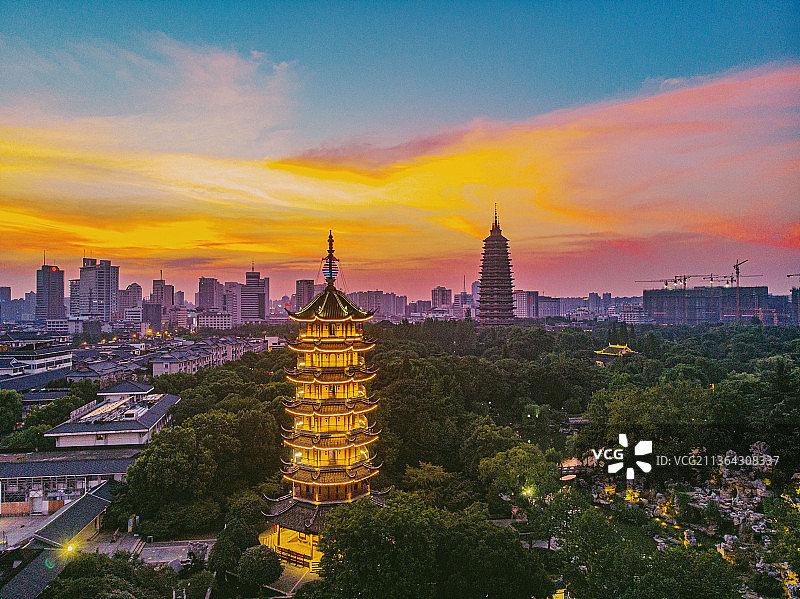 江苏省常州市天宁区天宁文化旅游区红梅公园文笔塔与天宁宝塔同框晚霞航拍图片素材