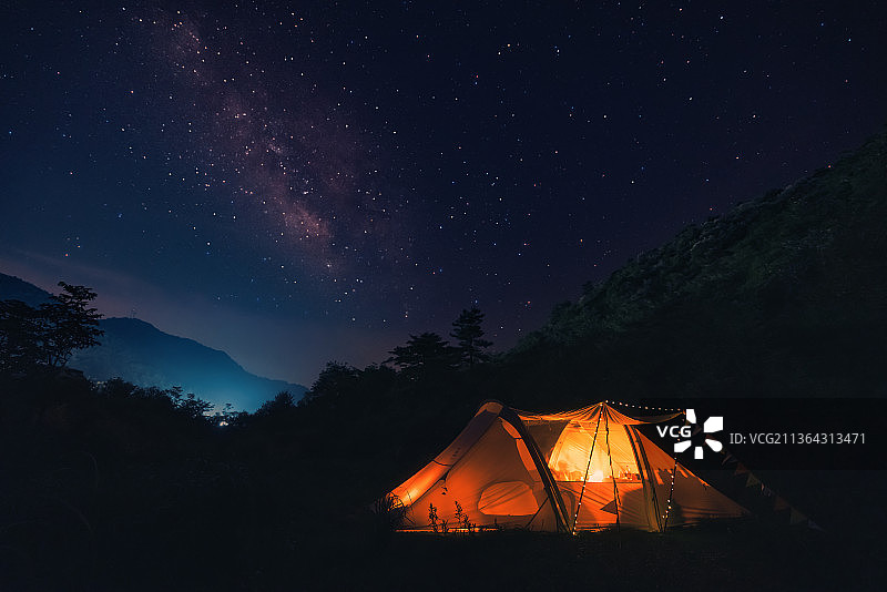 夏季周末野外搭帐篷露营看星星星空银河图片素材