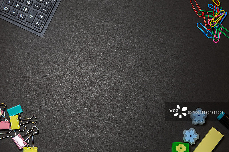 以黑色色背景拍摄的各种文具用品图片素材