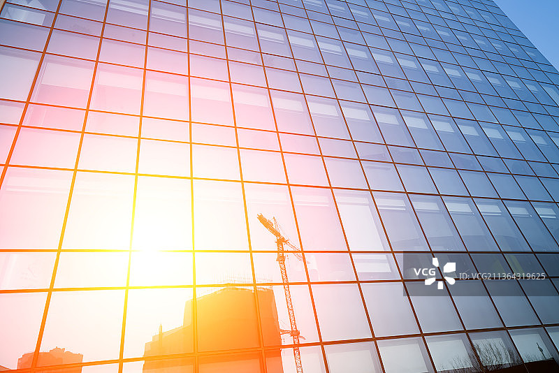 低视角办公大楼外立面玻璃窗图片素材