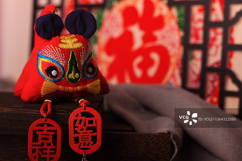 中国传统节日虎年春节窗花前的布老虎图片素材