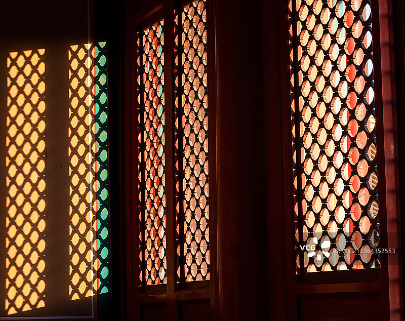 故宫宫殿窗棂光影图片素材