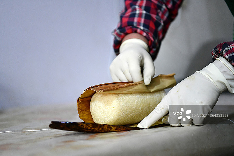 贵州省遵义市传统手工黄糕粑图片素材