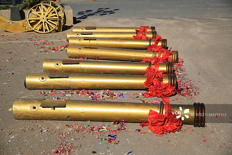 地面上的一排结婚礼炮图片素材