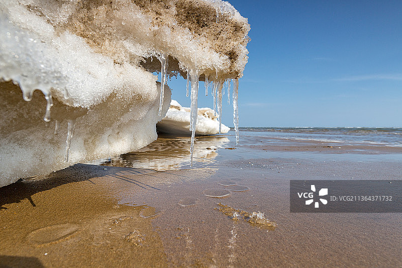 海滩上正在融化的海冰图片素材